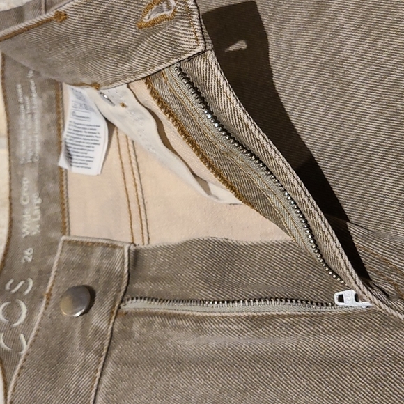 COS wide leg 3/4 crop lt. Olive jean .size 26 - Picture 3 of 8